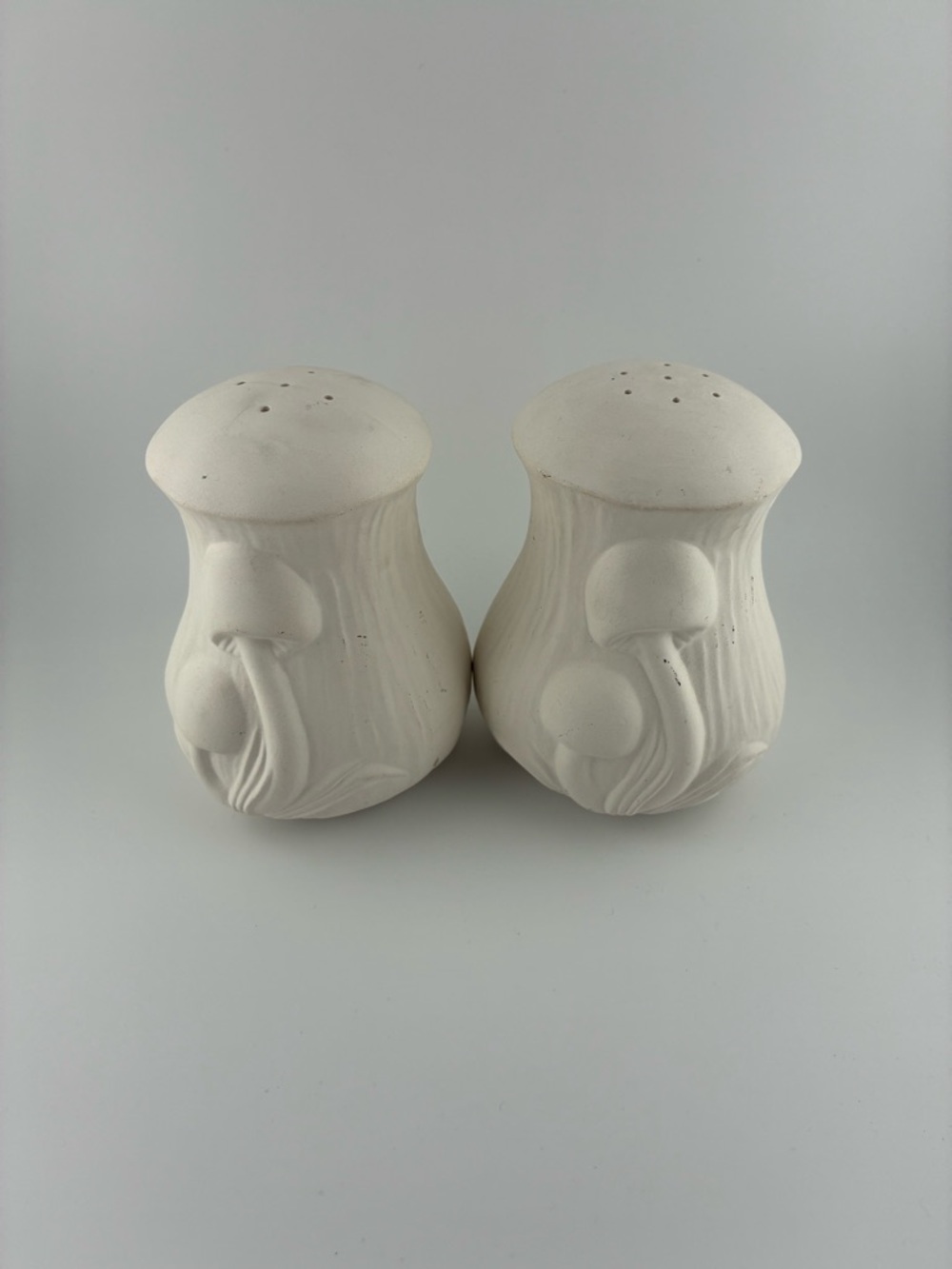 Vintage‎ White paintable Ceramic Mushroom Salt and Pepper Shakers - Set of 2 - Picture 3 of 6